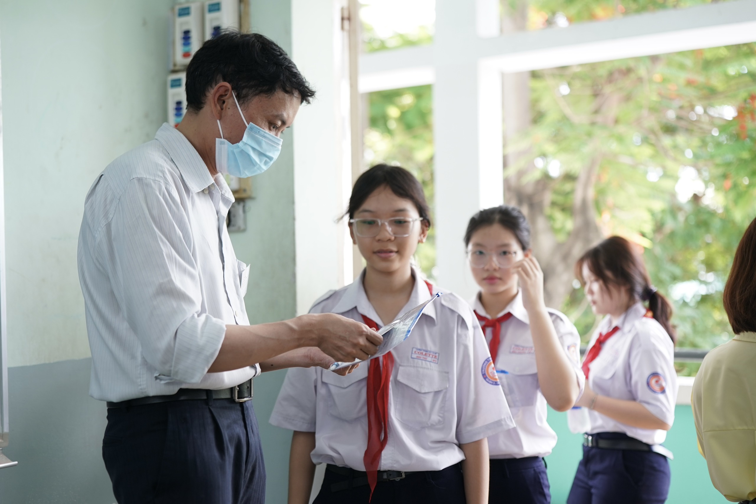Kiểm tra phiếu dự thi tại điểm thi THCS Colette (quận 3).